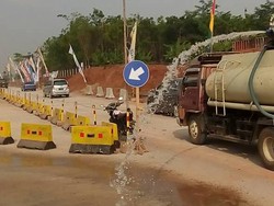 Usir Debu, Tim  Satgas Jasa Marga Siram Air di Tol Darurat