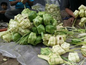 H-3 Lebaran, Pedagang Ketupat Dadakan Ramai-ramai Buka Lapak