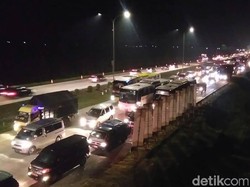 Malam Ini Gerbang Tol Palimanan Arah Brebes Macet