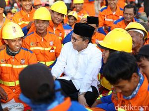 Walkot Makassar Beri Bingkisan Lebaran untuk Petugas Kebersihan