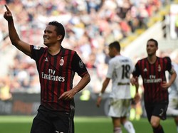 Di Tengah Rumor Hengkang, Bacca Pastikan Bertahan di Milan