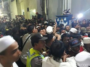 Pembagian Zakat Diwarnai Aksi Dorong, Polisi Hentikan Kegiatan Pembagian Zakat Diwarnai Aksi Dorong, Polisi Hentikan Kegiatan