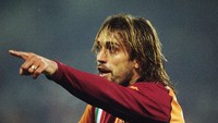 Gabriel Batistuta juga tercatat menjadi salah satu pemain di atas 30 pemain termahal. Dia didatangkan AS Roma dari Fiorentina dengan catatan 26,4 juta euro. (Foto: Stu Forster /Allsport)