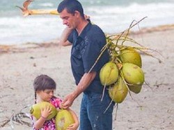 Keluarga Queensland Ini Sukses Berbisnis Keripik Kelapa