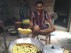 Pengusaha Makanan Khas Trenggalek Kewalanan Layani Konsumen