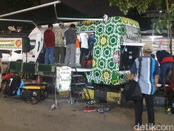 Mobile Masjid yang Bantu Mudahkan Pemudik Salat di Stasiun Senen