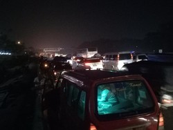 Macet di Tol Cikampek, Pemudik Pilih Sahur di Pinggir Jalan