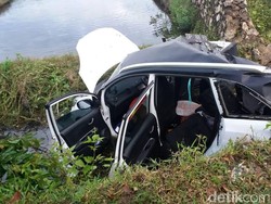 Mobil Terjun ke Parit dan 4 Orang Tewas, Sopir Melarikan Diri