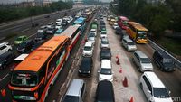 Pemudik Mampet di Tol Jakarta Cikampek