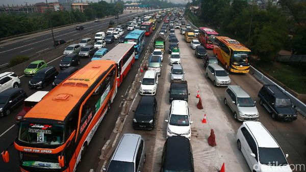 Pemudik Mampet di Tol Jakarta Cikampek