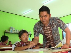 Guru Honorer yang Gemar Tolong Orang Jompo ini Dapat Berkah Umrah