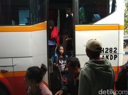 Pemudik asal Trenggalek Mulai Berdatangan di Terminal Surodakan