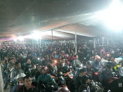 Geliat Pemudik Pemotor Padati Pelabuhan Merak