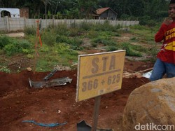 Sopir Ngantuk, Gran Max Tabrak Batu Besar di Tol Darurat Batang