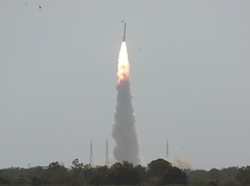 India Luncurkan Roket Pembawa 31 Satelit ke Luar Angkasa