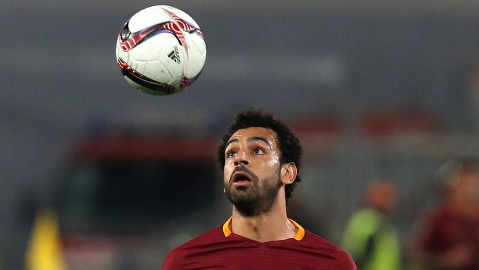 FILE PHOTO: Football Soccer - AS Roma v Viktoria Plzen - UEFA Europa League Group Stage - Group E - Olympic Stadium, Rome, Italy - November 24, 2016. AS Romas Mohamed Salah in action. REUTERS/Alessandro Bianchi/File Photo