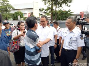 Sapa Warga di Stasiun Senen, Anies Teringat Pengalaman Mudik