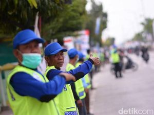 Melihat Aksi Puluhan Nelayan Bantu Atur Lalin Arus Mudik di Pantura Melihat Aksi Puluhan Nelayan Bantu Atur Lalin Arus Mudik di Pantura