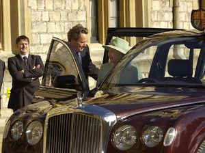 Duh! Ratu Elizabeth II Ketahuan Polisi Saat Tak Pakai Seat Belt