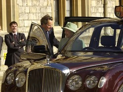 Duh! Ratu Elizabeth II Ketahuan Polisi Saat Tak Pakai Seat Belt