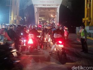 Pelabuhan Merak Padat, Pemudik Pemotor Diurai ke Semua Dermaga