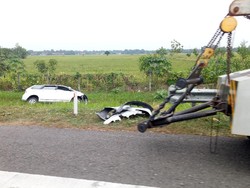 Mobil Pemudik Terperosok Parit di Km 180 Cipali, Lalin Macet 1 Km