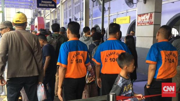 Sejumlah porter tampak sedang bertugas di stasiun Pasar Senen. Para porter tersebut membantu para pemudik untuk membawa barang bawaan mereka.