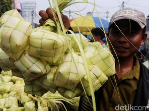 Saatnya Berburu Janur Ketupat Lebaran