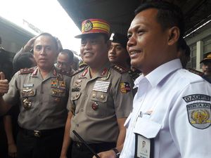 Wakapolri dan Kapolda Metro Pantau Arus Mudik di Stasiun Senen