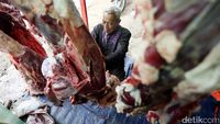 Pedagang Daging Musiman Buka Lapak di Jati Asih