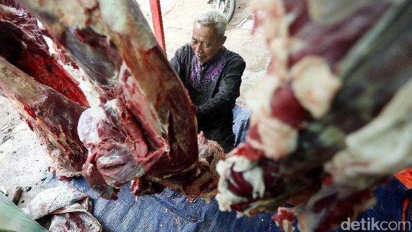 Pedagang Daging Musiman Buka Lapak di Jati Asih