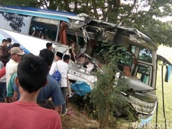 Bus Usai Antar Pemudik Tabrak Truk di Kudus, 2 Orang Luka Parah