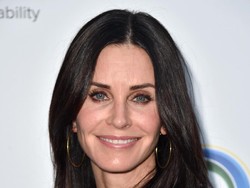 Courteney Cox Menyesal Pernah Suntik Filler: Buang-buang Waktu