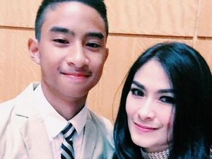 Ketat dan Care, Iis Dahlia Merasa Jadi Satpam Buat Anak Ketat dan Care, Iis Dahlia Merasa Jadi Satpam Buat Anak