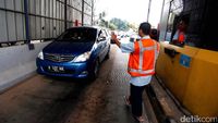 Macet Parah di Tol JORR, Mobil Pribadi Pilih Keluar Pintu Tol