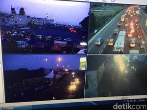 Traffic Update: Pelabuhan Merak dan KM 37 Tol Cikampek Padat