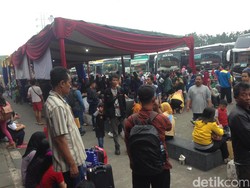 H-2 Lebaran, Pemudik Padati Terminal Kampung Rambutan