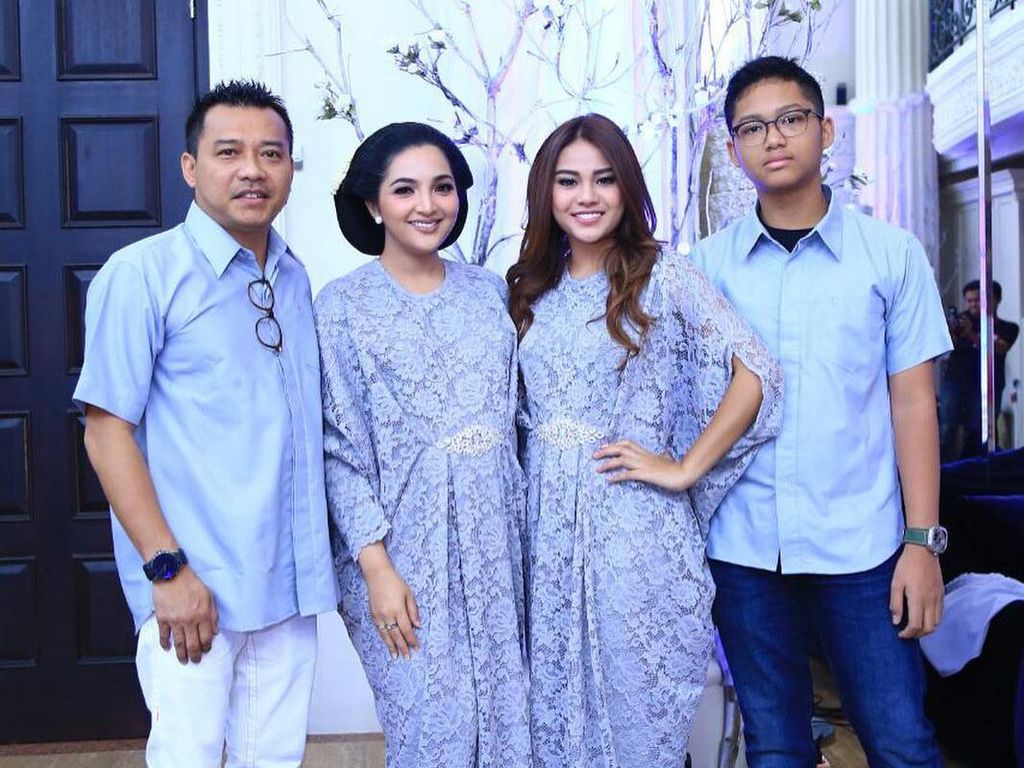Aurel dan Azriel Beri Kado Mobil BMW untuk Anang-Ashanty Aurel dan Azriel Beri Kado Mobil BMW untuk Anang-Ashanty