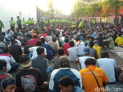 Antre Salam Tempel dari Perusahaan Rokok, Warga Antre Sejak Subuh