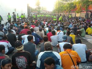 Antre Salam Tempel dari Perusahaan Rokok, Warga Antre Sejak Subuh Antre Salam Tempel dari Perusahaan Rokok, Warga Antre Sejak Subuh