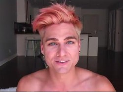 Tips Mudah Mewarnai Rambut Pakai Minuman Soda ala Vlogger Pria Ini Viral