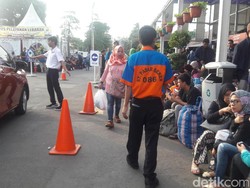 Porter di Stasiun Senen Ungkap Suka Duka Tak Mudik Saat Lebaran