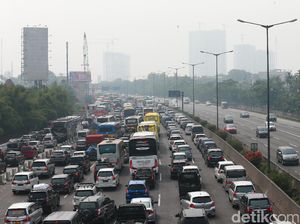 Truk Patah As di Exit Tol UKI, Lalin Macet 15 Km