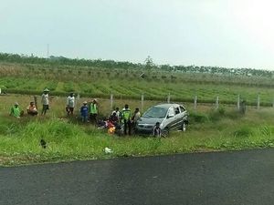 Pengemudi Mengantuk, Mobil Pemudik Terbalik di KM 242 Tol Kanci
