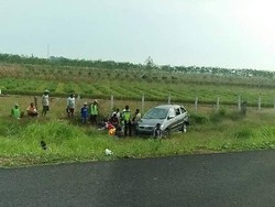 Pengemudi Mengantuk, Mobil Pemudik Terbalik di KM 242 Tol Kanci