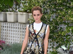Penampilan Cantik Emma Watson Ganti Baju 4 Kali Dalam 1 Hari