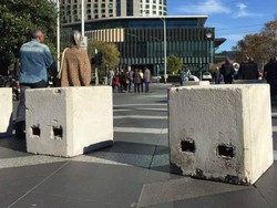 Melbourne Pasang Beton Pengaman di Pusat Kota