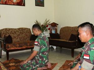 Cerita Prajurit TNI Salat di Depan Gambar Yesus