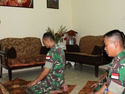 Cerita Prajurit TNI Salat di Depan Gambar Yesus