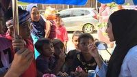 Aksi Si Cantik Berhijab Tak Gengsi Jajakan Es Krim